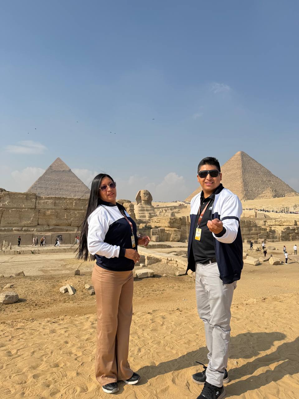 ernesto y sandra frente a pirámides